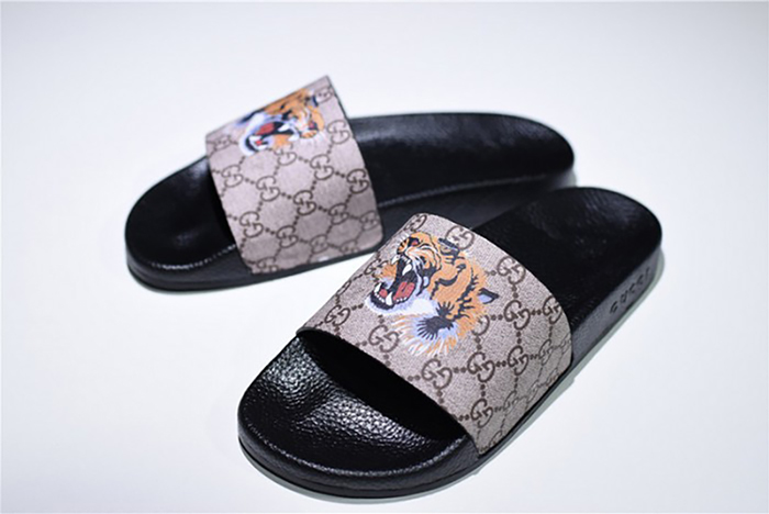 G*u*i leather slide sandal with tiger 456234 k5y00 8919