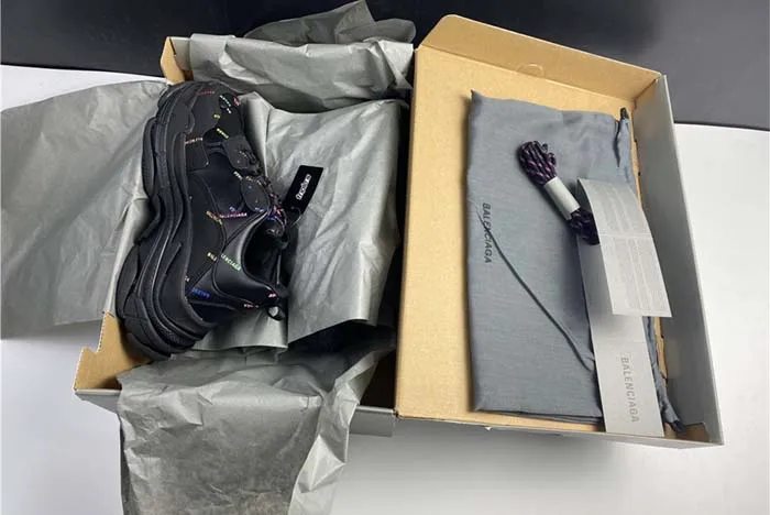 Ba*len*cia*ga triple s black trainer