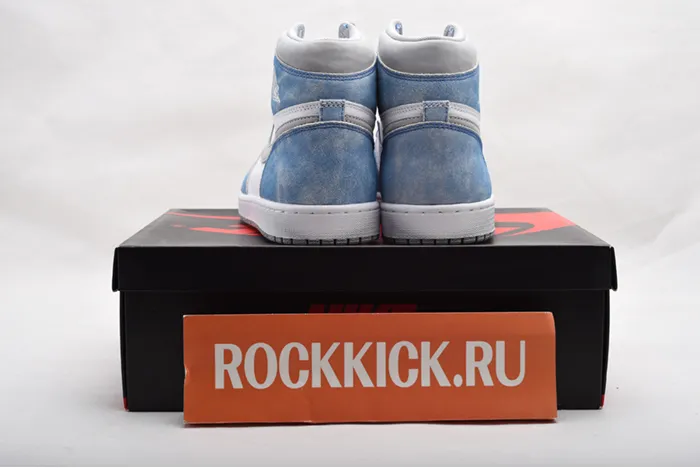 Air Jordan 1 High OG “Hyper Royal” 555088-402