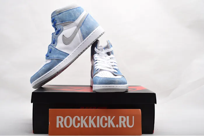 Air Jordan 1 High OG “Hyper Royal” 555088-402