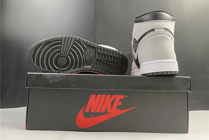Jordan 1 Retro High Black White Light Smoke Grey 555088-035