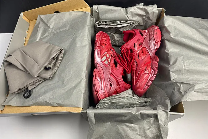 Ba*len*cia*ga triple whole red