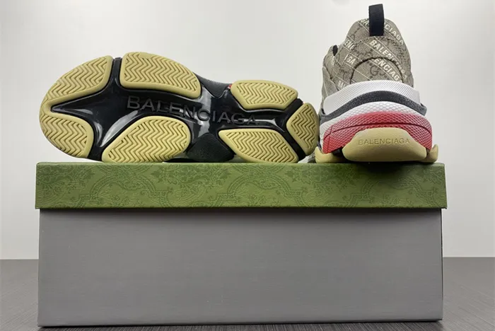 g*u*i x Ba*len*cia*ga “hacker project” triple s