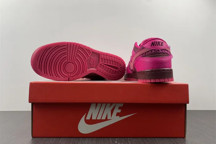 Nike Dunk Low Valentine