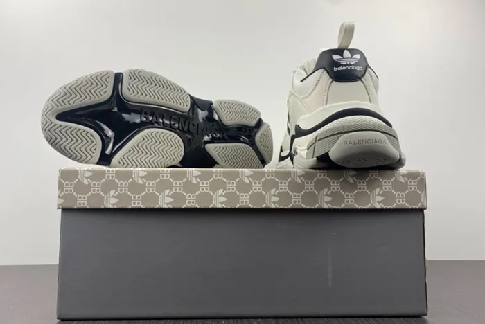 Ba*len*cia*ga triple white black gray