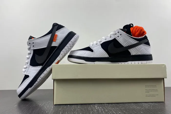 TIGHTBOOTH x Nike SB Dunk Low