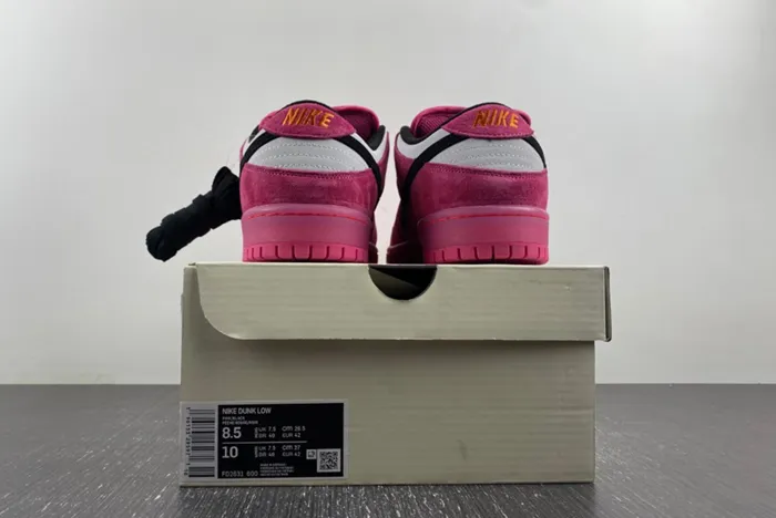 The Powerpuff Girls x Nike SB Dunk Low Buttercup FZ8319-600