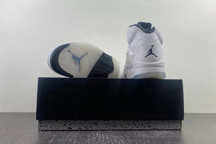 AIR JORDAN 5 RETRO WHITE BLACK  DD0587-110