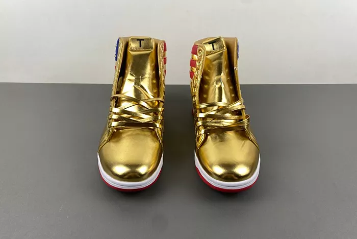 DONALD TRUMP NEVER SURRENDER Gold Color